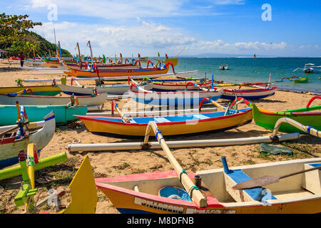 Les bateaux de pêche traditionnels balinais, la plage de Sanur, Bali, Indonésie Banque D'Images