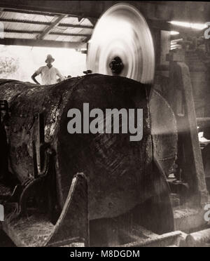 1940 Afrique de l'Est de l'Ouganda - forêt, abattage et de Budongo sciage à façon acajou Banque D'Images