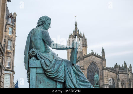Statue de David Hume à la Cathédrale Saint-Gilles sur l'arrière-plan sur Royal Mile à Édimbourg, Écosse Banque D'Images
