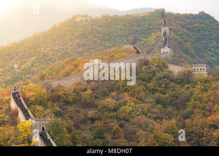 La grande muraille de Chine vue lointaine tours comprimé et segments de mur saison d'automne dans les montagnes près de Beijing chine ancienne militaire l'enrichissement Banque D'Images