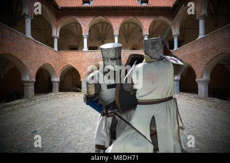 Les chevaliers teutoniques de combat blindés sur cour du château gothique médiévale en Pologne, Lidzbark Warminski Banque D'Images