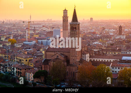 Magnifique coucher de soleil Vue aérienne de Vérone, Italie. Banque D'Images