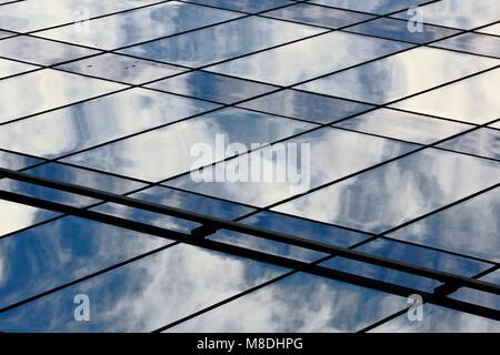 Ciel et nuages se reflètent sur un mur de verre Banque D'Images