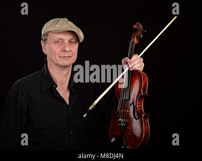 Portrait d'un violoniste avec son instrument Banque D'Images