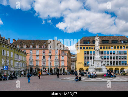 Piazza Walther Platz à Bozen avec le monument au poète Walther von der Vogelweide, Bolzano, le Tyrol du Sud, Italie, Europe Banque D'Images