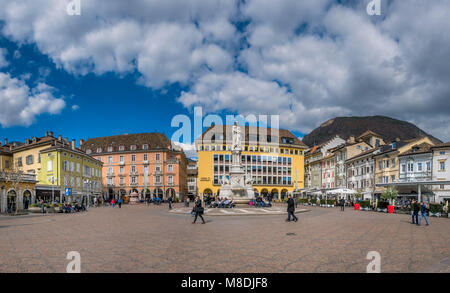 Piazza Walther Platz à Bozen avec le monument au poète Walther von der Vogelweide, Bolzano, le Tyrol du Sud, Italie, Europe Banque D'Images