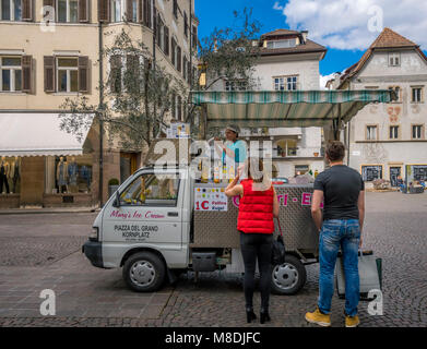 Vendeur de crème glacée de sexe féminin à l'Kornplatz à Bolzano, le Tyrol du Sud, Trentin, Italie, Europe Banque D'Images