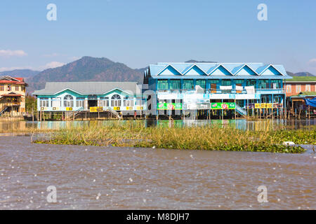 Maisons traditionnelles en bois sur pilotis dans le lac Inle, près du village d'Indein, état de Shan, Myanmar (Birmanie), Asie en février Banque D'Images