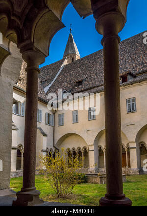 Dans le cloître du Monastère franciscain dans le Tyrol du Sud, Bolzano, Trente, Italie, Europe Banque D'Images