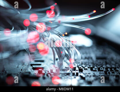 La fibre optique acheminant des données passant l'intérieur de circuits imprimés d'un ordinateur portable Banque D'Images