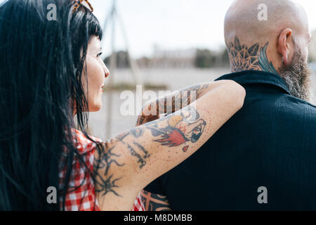 Hipster tatouée mature woman leaning on boyfriends épaule Banque D'Images
