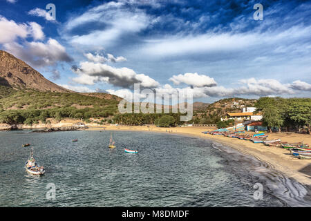 Bateaux de pêche sur la mer en baie, Tarrafal, au Cap-Vert, en Afrique Banque D'Images