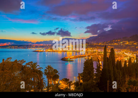 Vue panoramique sur Menton et la Méditerranée dans le crépuscule en Provence-Alpes-Côte d'Azur, France Banque D'Images