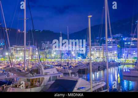 Port avec bateaux nautiques dans le crépuscule à Menton, Provence-Alpes-Côte d'Azur, France Banque D'Images