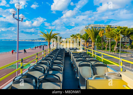 Sur le toit d'un Bus décapotable sur Nice en Provence-Alpes-Côte d'Azur, France Banque D'Images