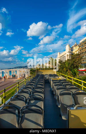Sur le toit d'un Bus décapotable sur Nice en Provence-Alpes-Côte d'Azur, France Banque D'Images