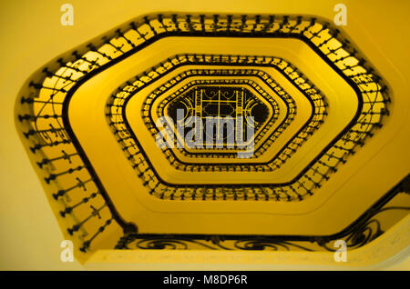 Low Angle View of en colimaçon en France Banque D'Images