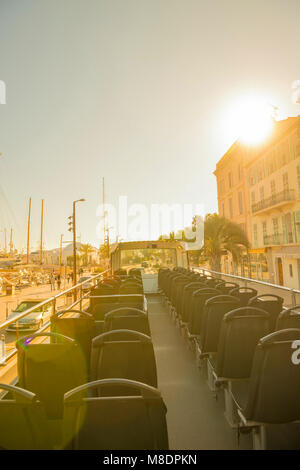 Sur le toit d'un Bus décapotable de soleil sur Cannes en Côte d'Azur, France Banque D'Images