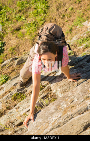 Femme avec sac à dos de montagne d'escalade au Tessin, Suisse Banque D'Images