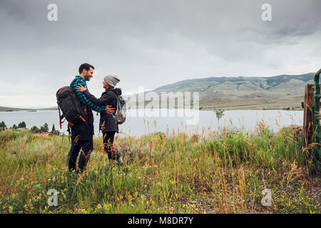 Couple debout à côté du réservoir Dillon, face à face, Silverthorne, Colorado, USA Banque D'Images