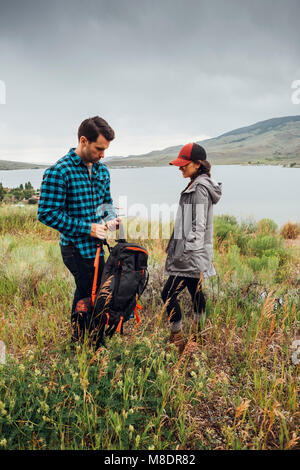 Couple debout à côté du réservoir, Dillon Silverthorne, Colorado, USA Banque D'Images