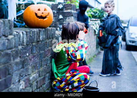 Les jeunes garçons habillés en costume d'halloween, à côté de house, trick ou traiter Banque D'Images