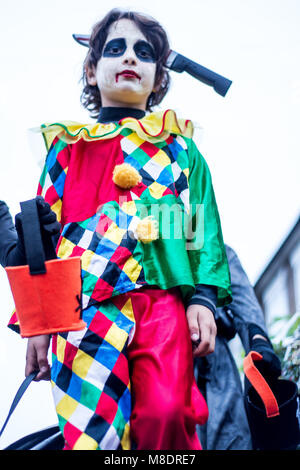 Les jeunes garçons habillés en costume d'halloween, à l'extérieur, low angle view Banque D'Images