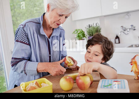 Grand-mère et petit-fils de préparer des aliments dans la cuisine Banque D'Images