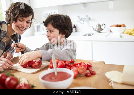 Mère et fils la préparation des aliments dans la cuisine Banque D'Images