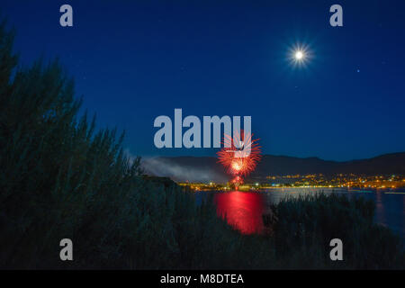 Célébration de la fête du Canada sur le lac Okanagan, full moon in sky, Penticton, Colombie-Britannique, Canada Banque D'Images