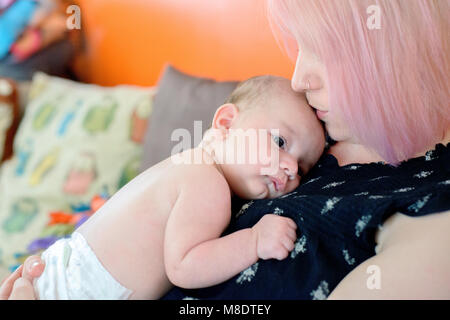 Woman with baby boy sur la poitrine Banque D'Images