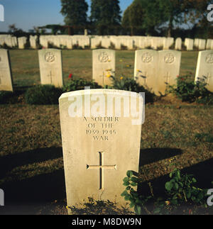 La Seconde Guerre mondiale cimetière de hermanville-sur-mer, Normandie, France avec la tombe du soldat inconnu Banque D'Images