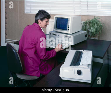 Femme à l'aide d'un ordinateur personnel de bureau IBM précoce et de l'imprimante c1984 Banque D'Images