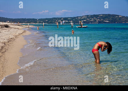 La vie à la plage à la plage de Pampelonne, plage populaire à Saint-Tropez, Côte d'Azur, France Sud, Côte d'Azur, France, Europe, mer Méditerranée Banque D'Images