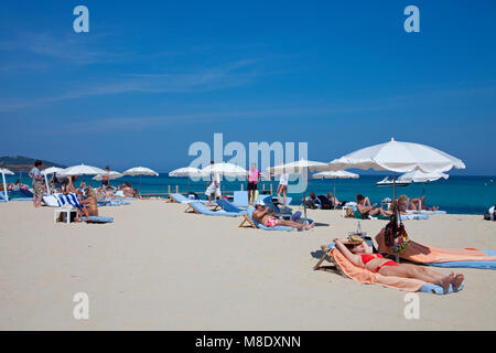 La vie à la plage à la plage de Pampelonne, plage populaire à Saint-Tropez, Côte d'Azur, France Sud, Côte d'Azur, France, Europe, mer Méditerranée Banque D'Images