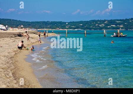 La vie à la plage à la plage de Pampelonne, plage populaire à Saint-Tropez, Côte d'Azur, France Sud, Côte d'Azur, France, Europe, mer Méditerranée Banque D'Images