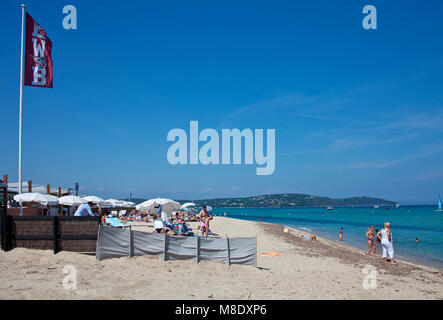 La vie à la plage à la plage de Pampelonne, plage populaire à Saint-Tropez, Côte d'Azur, France Sud, Côte d'Azur, France, Europe, mer Méditerranée Banque D'Images