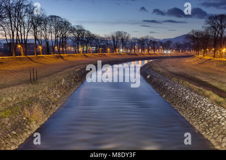 Blue Hour colorés sur la rivière Nisava à Zajecar, Serbie Banque D'Images