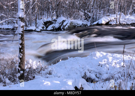 La neige profonde à Salmon Falls sur la rivière Sainte-Croix au, Milltown St. Stephen, Nouveau-Brunswick, Canada le frontière entre les Etats-Unis et le Canada Banque D'Images