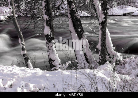 La neige profonde à Salmon Falls sur la rivière Sainte-Croix au, Milltown St. Stephen, Nouveau-Brunswick, Canada le frontière entre les Etats-Unis et le Canada Banque D'Images