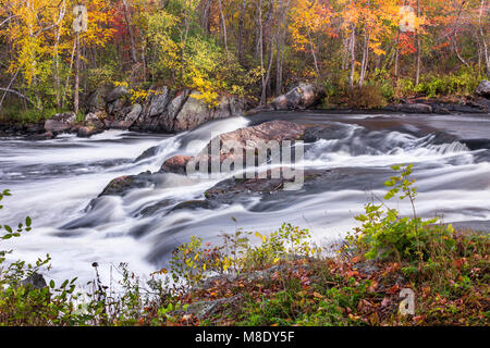 Couleurs d'automne à Salmon Falls sur la rivière Sainte-Croix au, Milltown St. Stephen, Nouveau-Brunswick, Canada le frontière entre les Etats-Unis et le Canada Banque D'Images