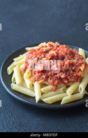 Partie de penne avec sauce arrabbiata Banque D'Images