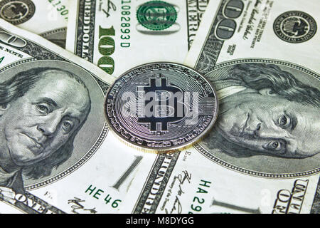 Les Bitcoins en argent sur le dollar US. L'argent électronique Banque D'Images