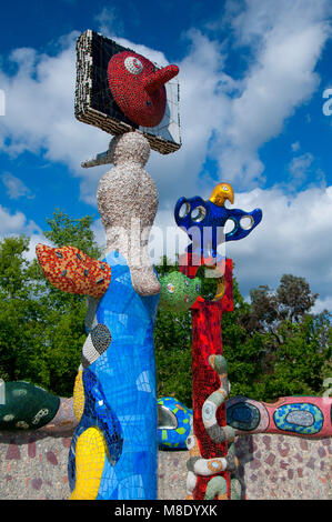 Totem avec Kingfisher oiseau sur un carré totem, Reine de Califia Cercle Magique (Niki de Saint Phalle), Kit Carson Park, Escondido, Californie Banque D'Images