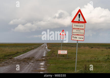 La signalisation routière de la voitures avertissement dangers de la conduite sur le sol de la mer, île de la mer du Nord, Mandø UNESCO du patrimoine mondial naturel, Ribe, Jutland, Danemark Banque D'Images