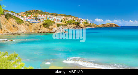 Sunny sandy Livadi Beach dans la baie de la mer de Bali village resort. Les vagues de la mer la plage de sable. Vue sur la côte rocheuse de maisons blanches. Bali, Rethymno, Cre Banque D'Images