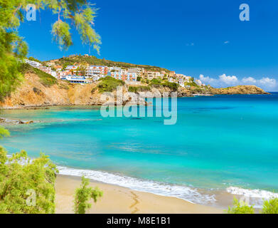 Sunny sandy Livadi Beach dans la baie de la mer de Bali village resort. Les vagues de la mer la plage de sable. Vue sur la côte rocheuse de maisons blanches. Bali, Rethymno, Cre Banque D'Images