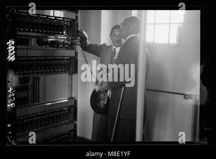 Cette image montre le nouveau bâtiment du bureau de poste général à Jérusalem, ouvert le 17 juin 1938. La photo documente le système d'échange automatique expliqué par W.K. Brasher, mettant en évidence la technologie postale moderne. Banque D'Images