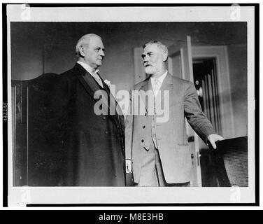 Cette photographie montre le président champ Clark et le chef de la minorité James Mann, deux personnalités politiques américaines éminentes du début du XXe siècle, à un moment clé de la politique américaine. Banque D'Images