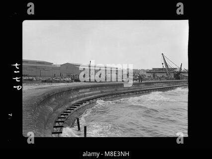 Une vue du port de tel Aviv depuis le brise-lames, capturant le port animé et l'activité maritime dans cette ville côtière israélienne clé. Banque D'Images